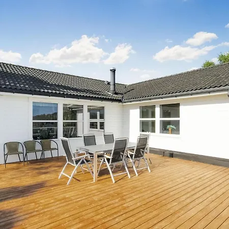 4 Bedroom Cozy In Auklandshamn