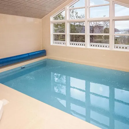 4 Bedroom Cozy In Auklandshamn *