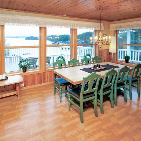 4 Bedroom Cozy In Auklandshamn Vestvik
