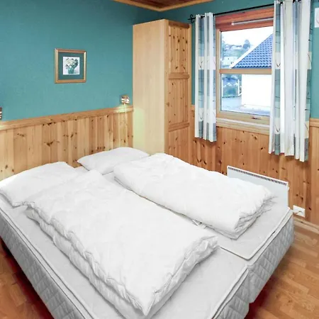 4 Bedroom Cozy In Auklandshamn *