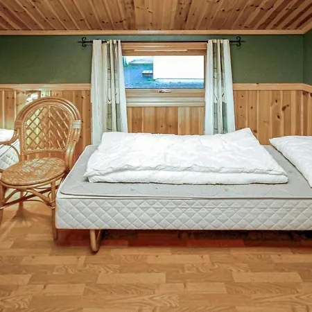 4 Bedroom Cozy In Auklandshamn