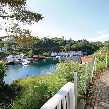 4 Bedroom Cozy In Auklandshamn Casa de Férias Vestvik