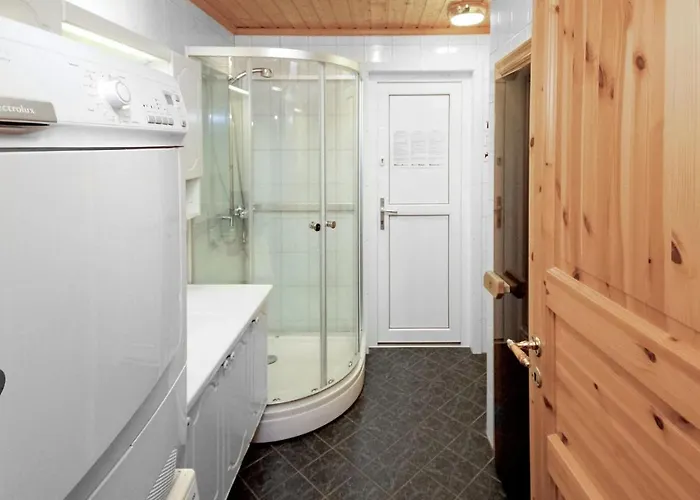4 Bedroom Cozy In Auklandshamn Vestvik