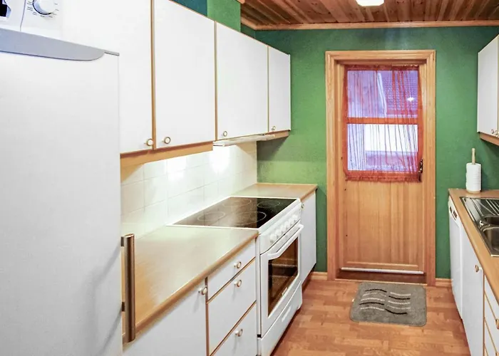 4 Bedroom Cozy In Auklandshamn *
