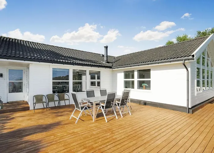 4 Bedroom Cozy In Auklandshamn