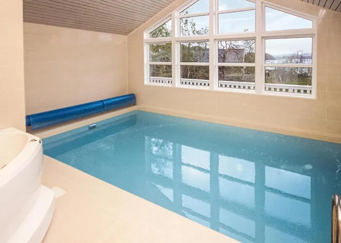 4 Bedroom Cozy In Auklandshamn *