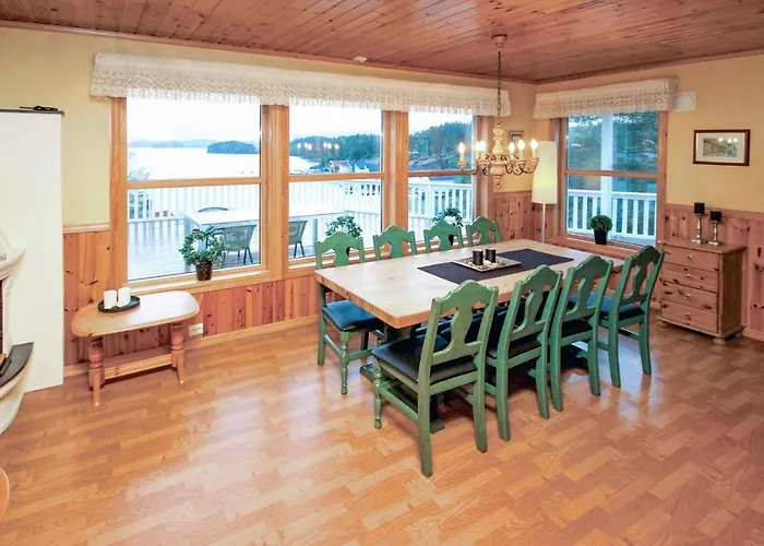 4 Bedroom Cozy In Auklandshamn Vestvik