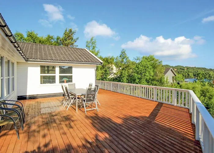 4 Bedroom Cozy In Auklandshamn Casa de Férias Vestvik