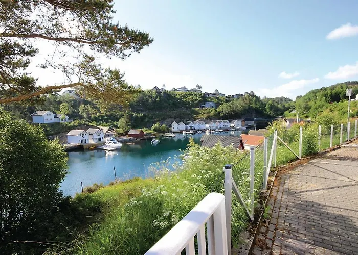 4 Bedroom Cozy In Auklandshamn Casa de Férias Vestvik