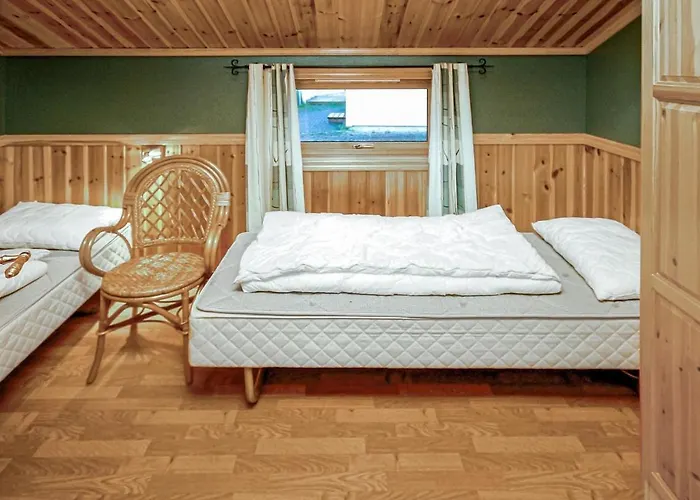 4 Bedroom Cozy In Auklandshamn